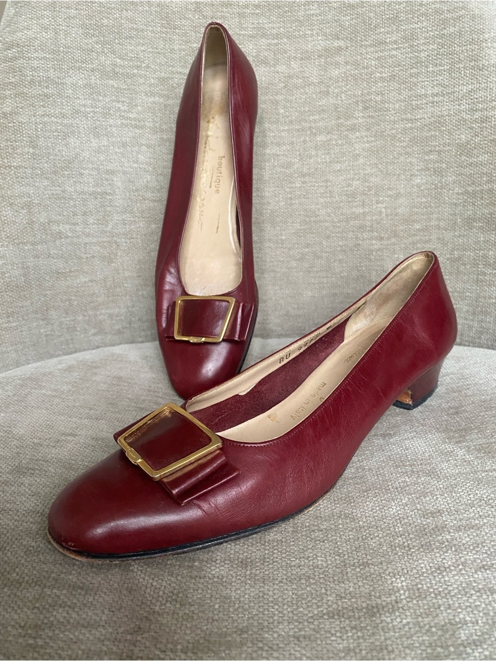 Vintage Salvatore Ferragamo Burgundy low heel flats w/ bow gold buckle Size 7US